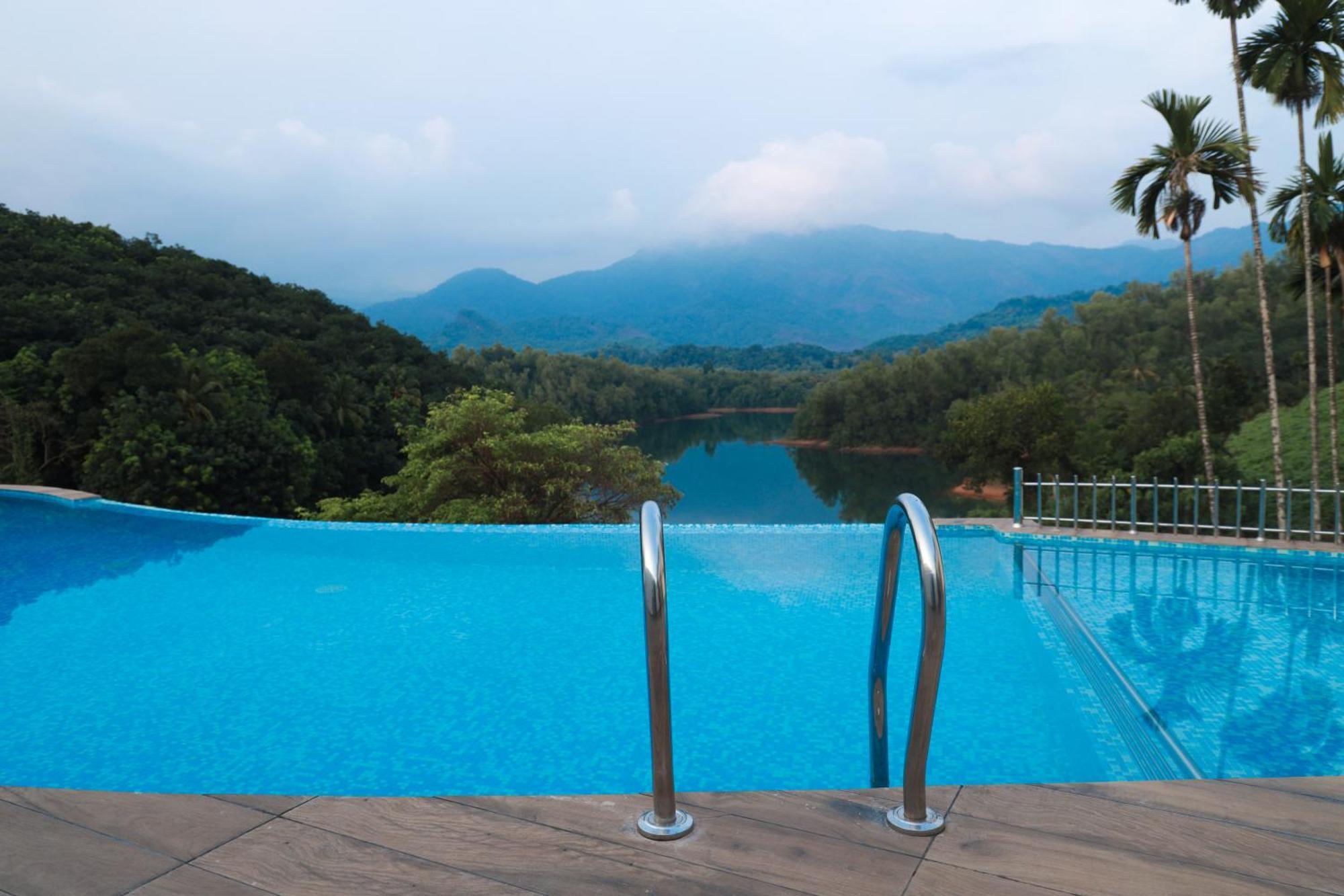Serene Aqua Hills Kozhikode Hotel Mennanyam ภายนอก รูปภาพ