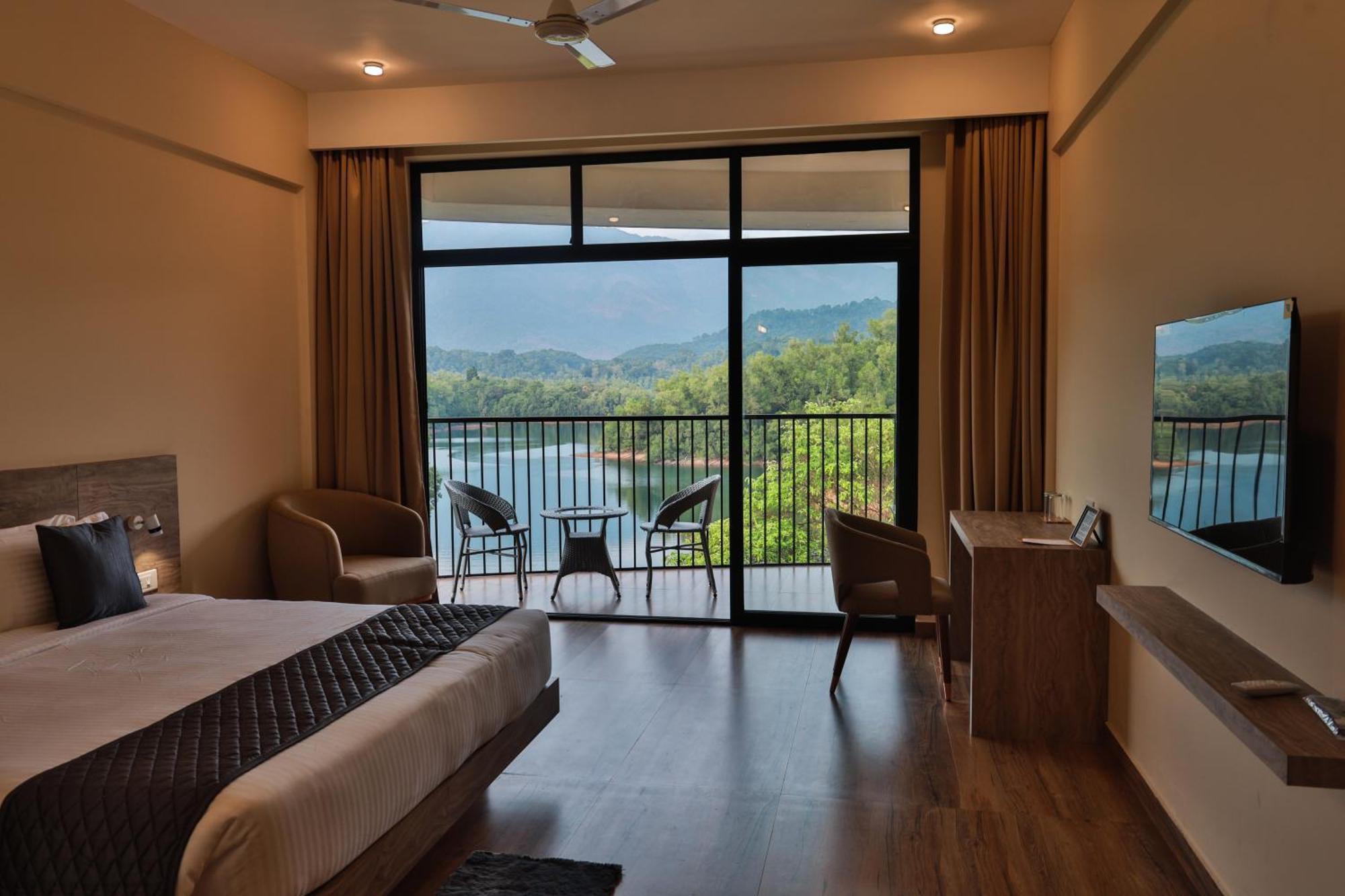Serene Aqua Hills Kozhikode Hotel Mennanyam ภายนอก รูปภาพ