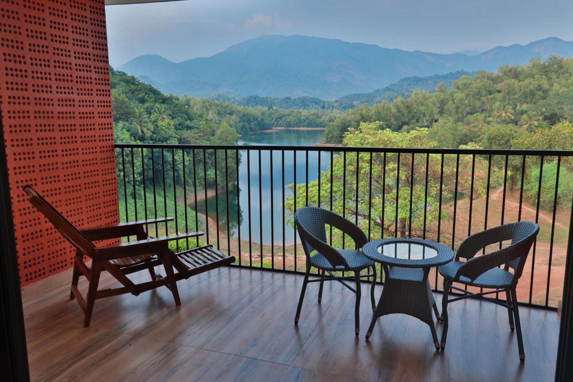 Serene Aqua Hills Kozhikode Hotel Mennanyam ภายนอก รูปภาพ